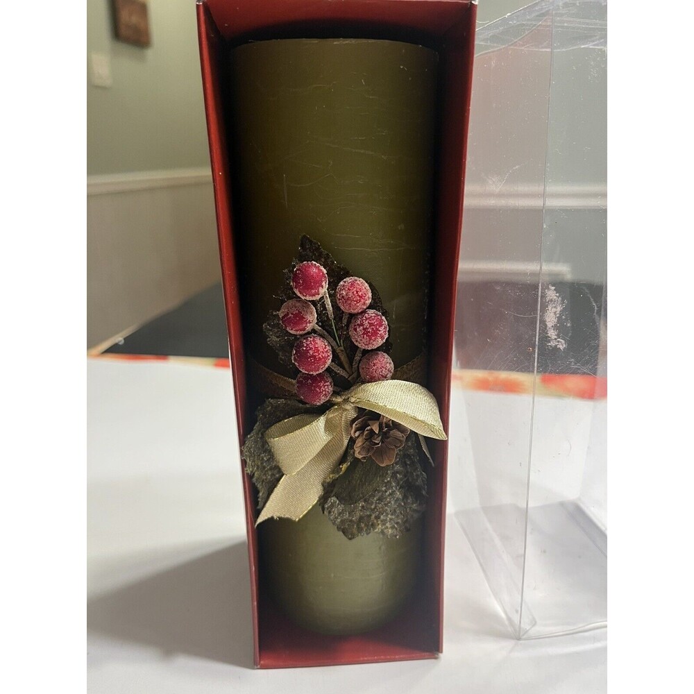 NIB Lord & Taylor Green Glittery Holly Berries Gold Bow 9” Candle